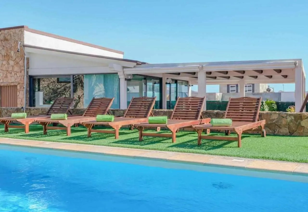 Villa Cobas Con Piscina Y Privada Трикивихате